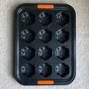 Le Creuset toughened nonstick 12 cup snowflake baking tray